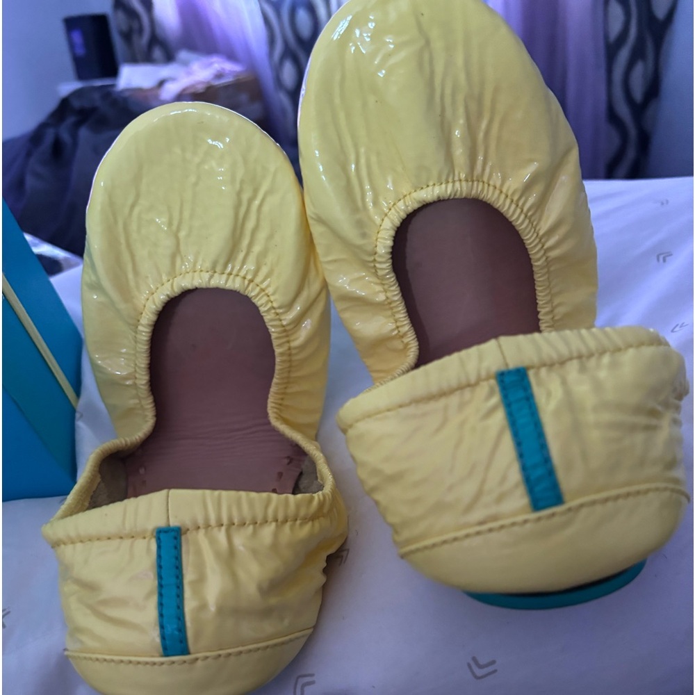 Lemon Tieks size 11 EUC comes with flower and box